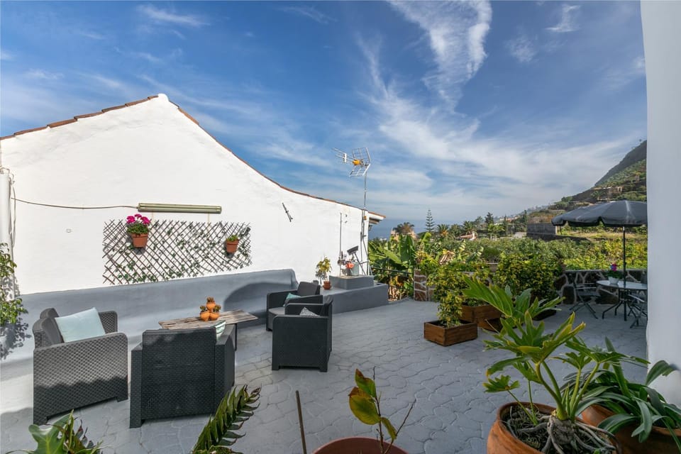 Property building, Balcony/Terrace, Living room