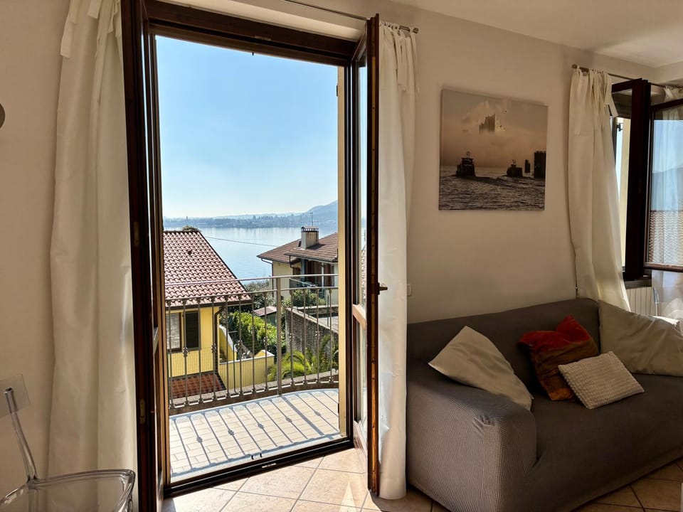 Day, Balcony/Terrace, Seating area, Lake view