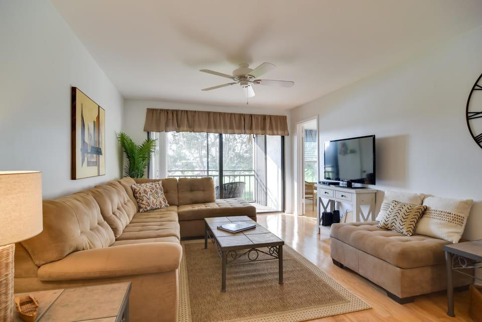 Isla Del Sol Condo ~ 2 Miles to St Pete Beach! House in Isla del Sol