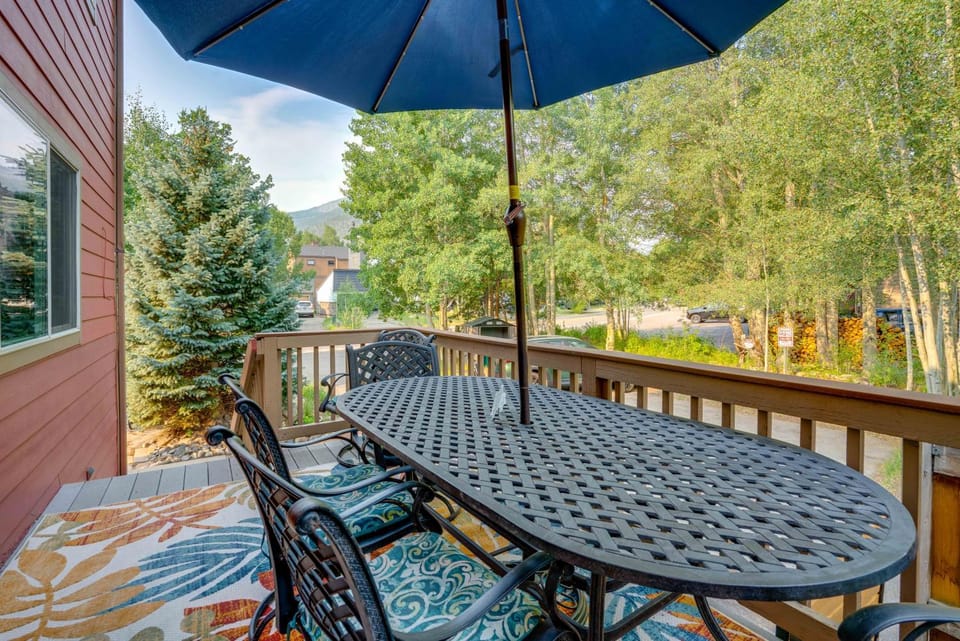 Walk to Frisco Main St: Townhome Steps to Trail! House in Frisco