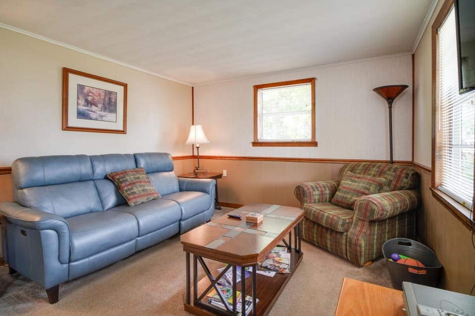 Lakefront Cabin in Dandridge w/ Fire Pit & Grill! Cabin in Douglas Lake