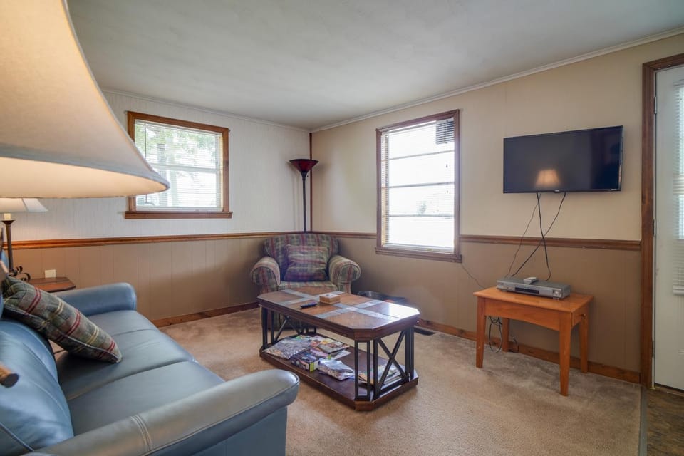 Lakefront Cabin in Dandridge w/ Fire Pit & Grill! Cabin in Douglas Lake