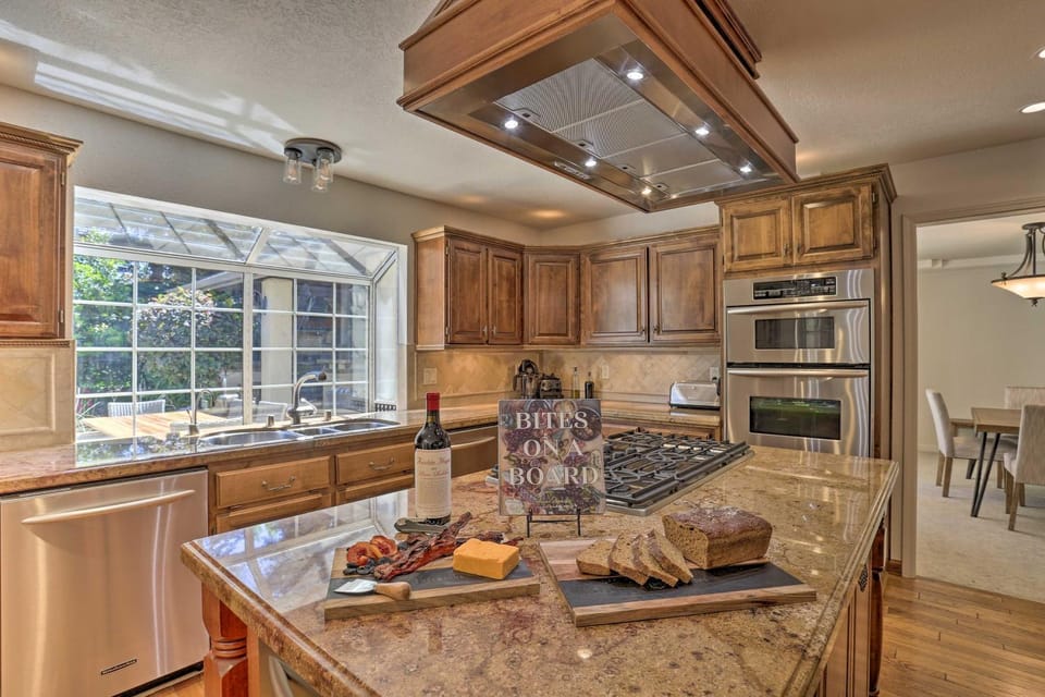 Redding Getaway w/ Hot Tub & Outdoor Kitchen! House in Redding