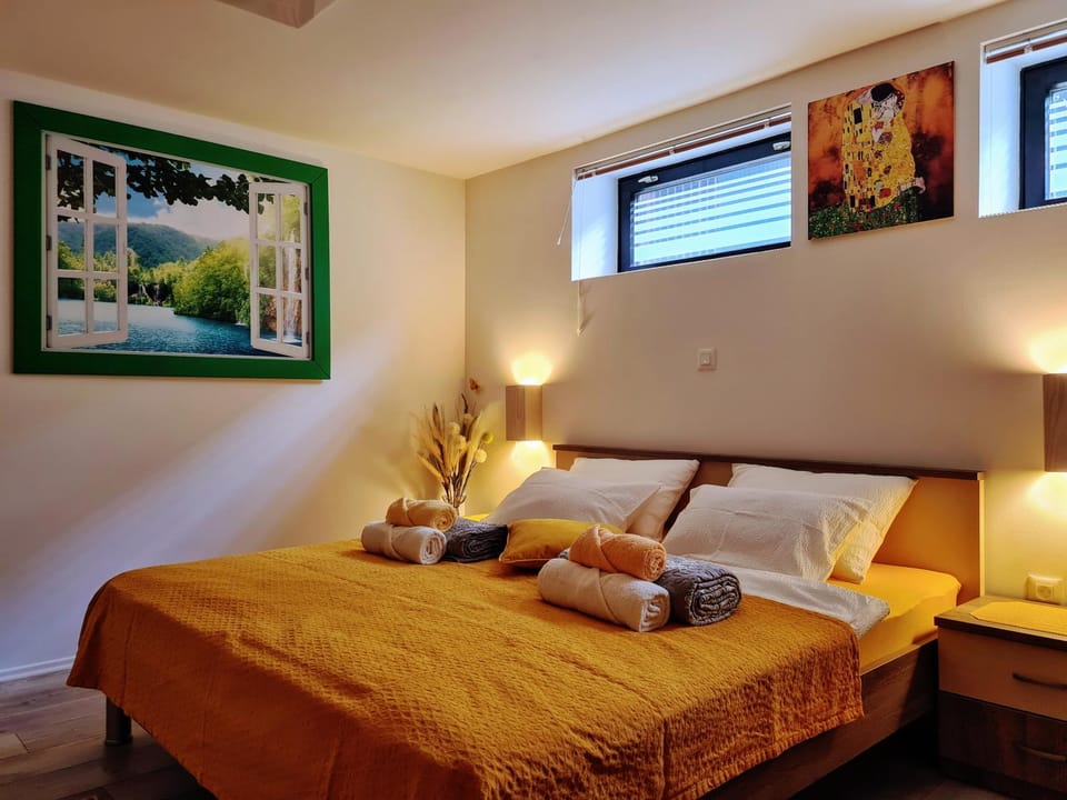 Bed, Photo of the whole room, Bedroom, towels