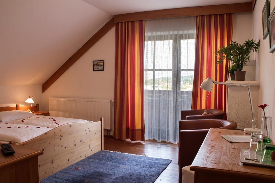Bed, Photo of the whole room, Seating area