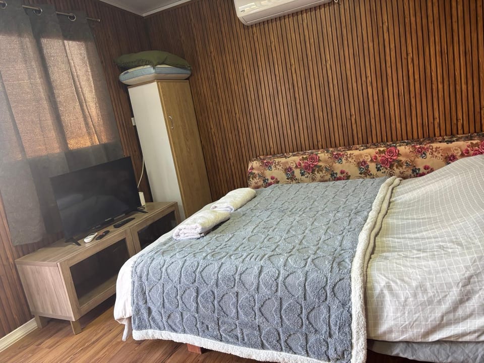 בקתה מעץ בחווה farm B''H Chalet in South District