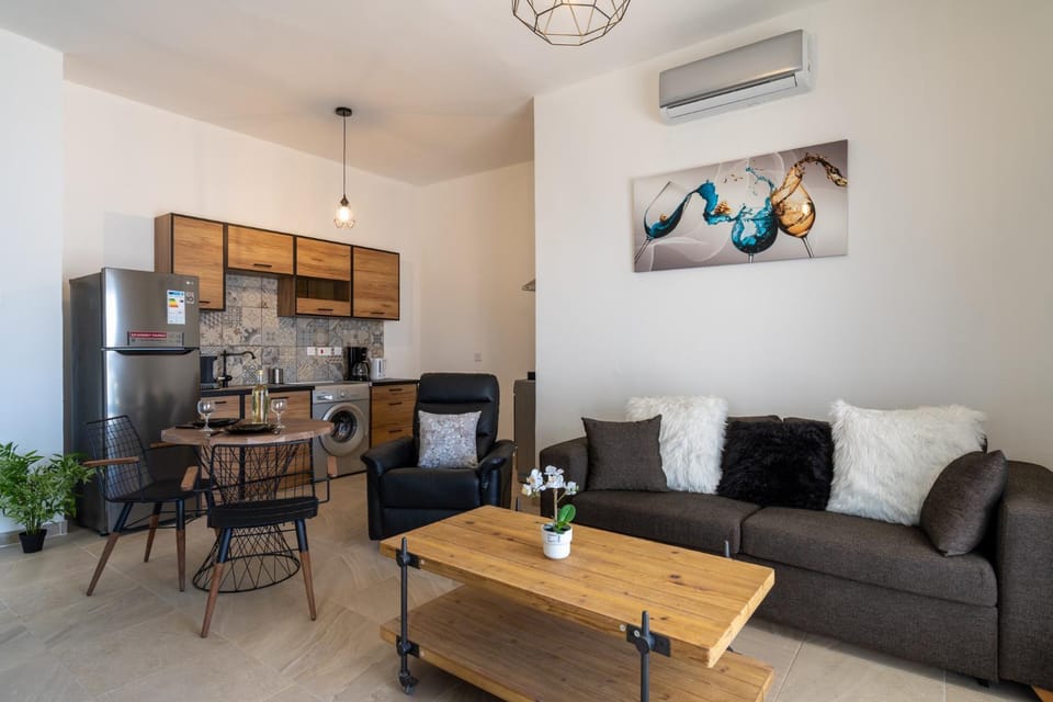 Kitchen or kitchenette, Living room, Seating area, Dining area, air conditioner