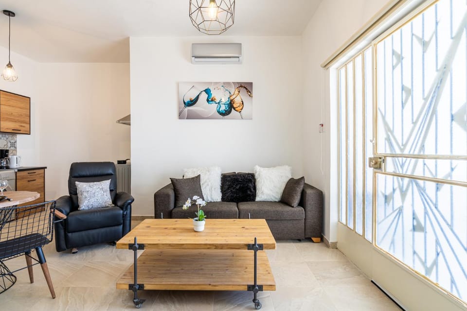 Kitchen or kitchenette, Living room, Seating area, Dining area, air conditioner