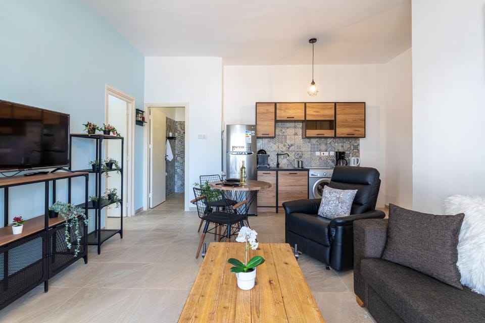 TV and multimedia, Kitchen or kitchenette, Living room, Seating area, Dining area