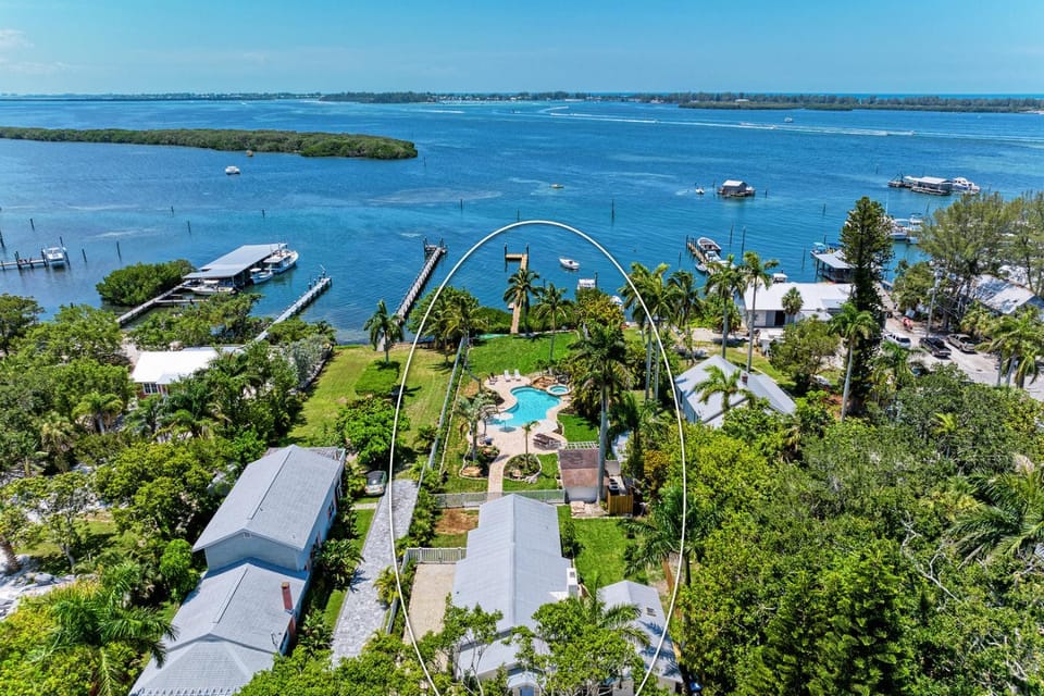Crooked Coconut: Resort Pool & Spa, Dock House in Cortez