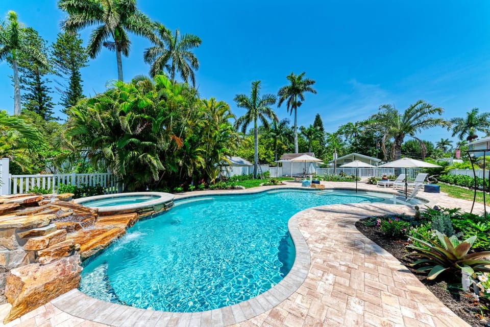 Crooked Coconut: Resort Pool & Spa, Dock House in Cortez
