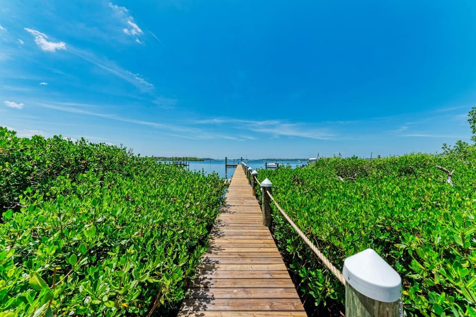Crooked Coconut: Resort Pool & Spa, Dock House in Cortez