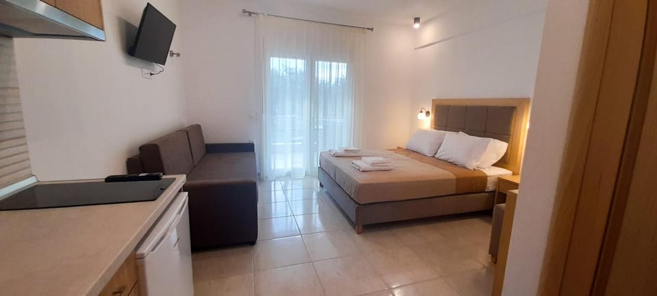 Bed, TV and multimedia, Photo of the whole room, Bedroom