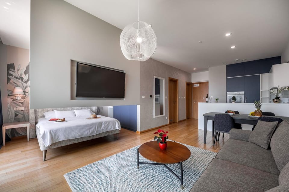 Bed, TV and multimedia, Dining area