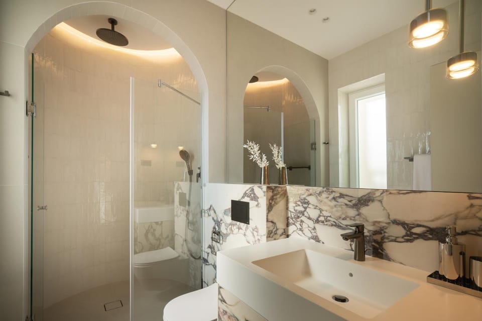 Shower, Toilet, Bathroom, towels
