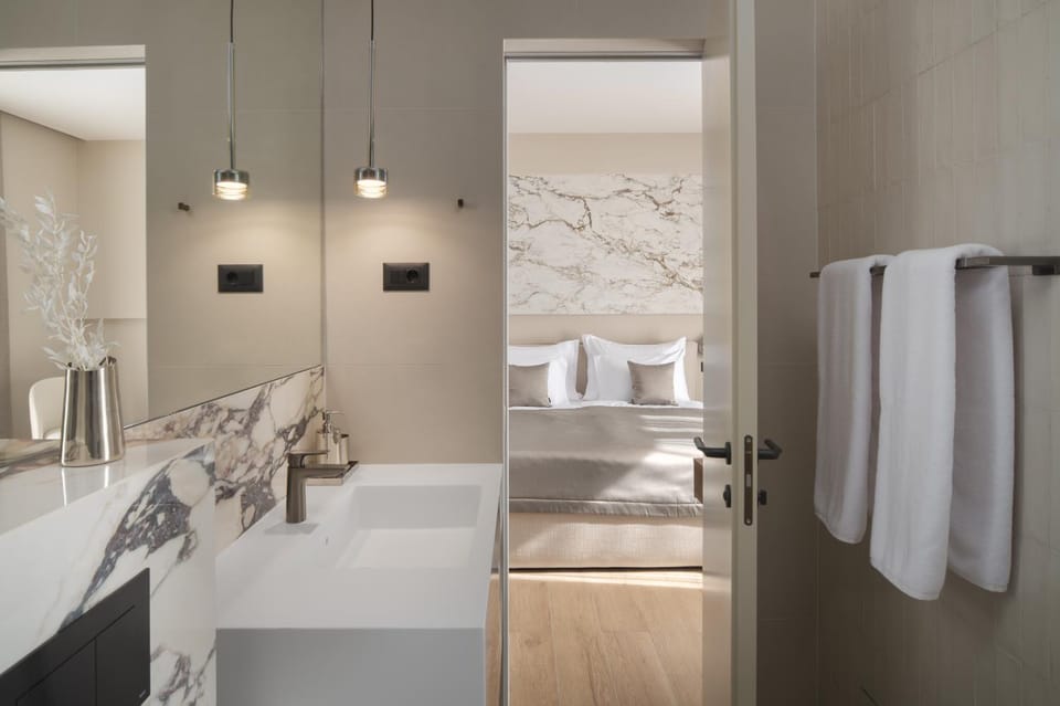 Bathroom, Bedroom, towels