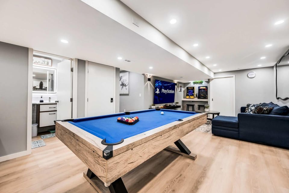 Modern 5BR, Kid-Friendly Home In Poconos with Pool Table House in Stroud Township