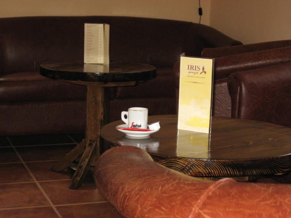 Restaurant/places to eat, Coffee/tea facilities, Lounge or bar, Seating area, Internal: Not applicable to any particular room