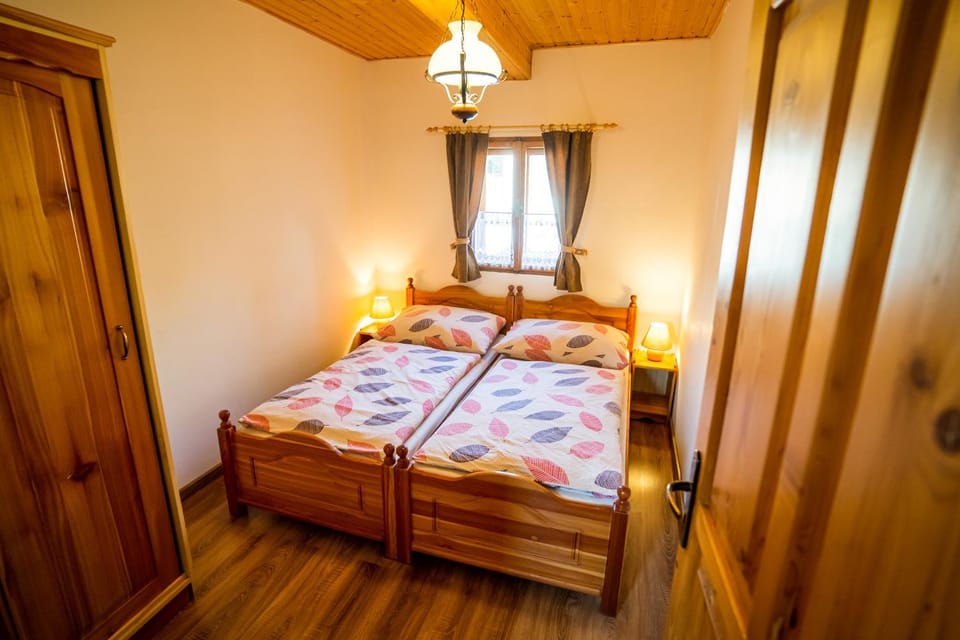 Photo of the whole room, Bedroom, wardrobe