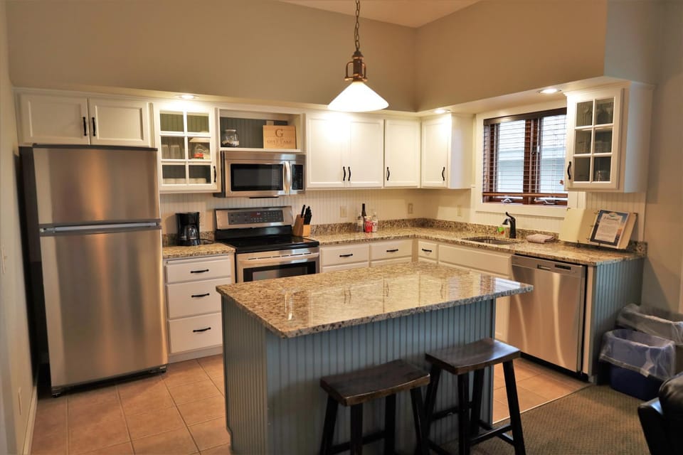 Kitchen or kitchenette, Dining area, dishwasher, minibar, pet friendly, stove, toaster