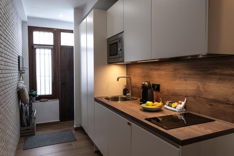 Coffee/tea facilities, Kitchen or kitchenette, Food and drinks, minibar, stove
