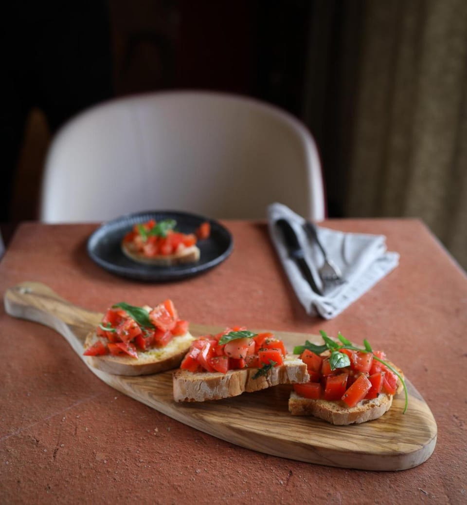 Restaurant/places to eat, Lounge or bar
