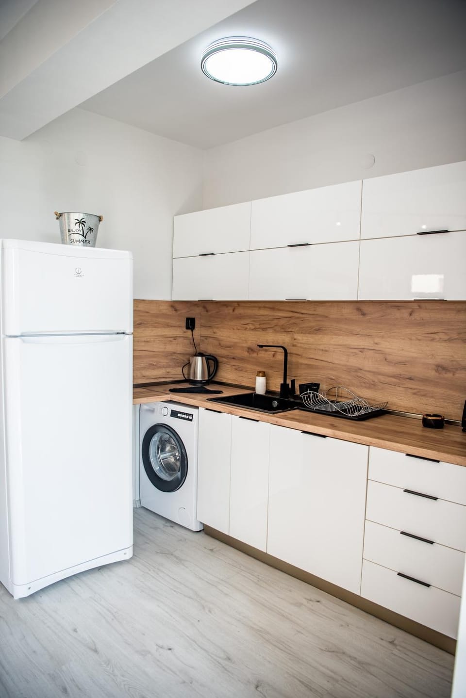 Kitchen or kitchenette, dishwasher, toaster, washing machine