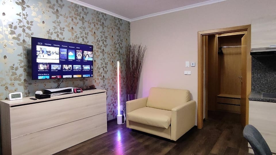 Communal lounge/ TV room, TV and multimedia, Living room, Seating area, Evening entertainment