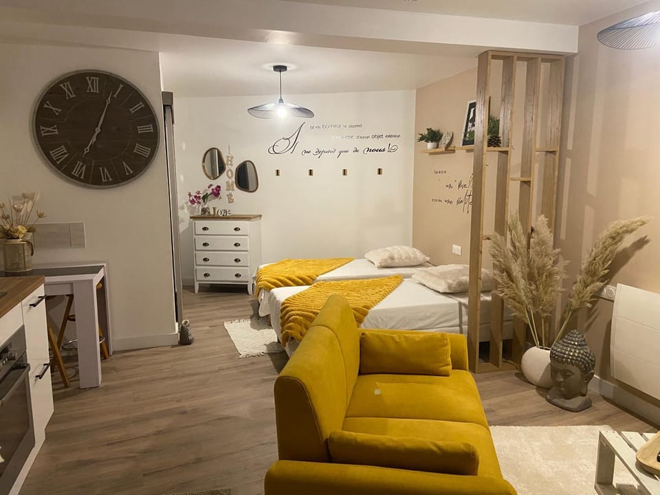 Bed, Seating area