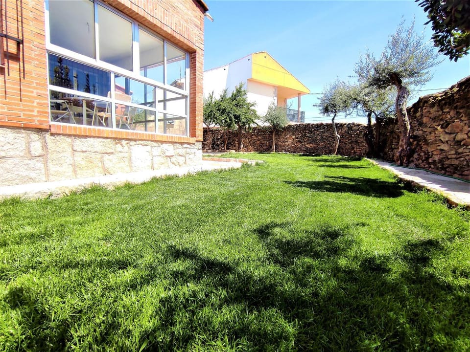 Casa Rural EL HUERTO con Jardín House in Castile and León