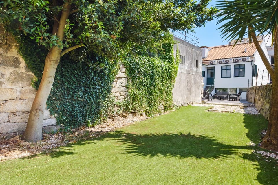 Entire House with 4 Master Suites, Hot Tub & Backyard - Central Location House in Vila Nova de Gaia