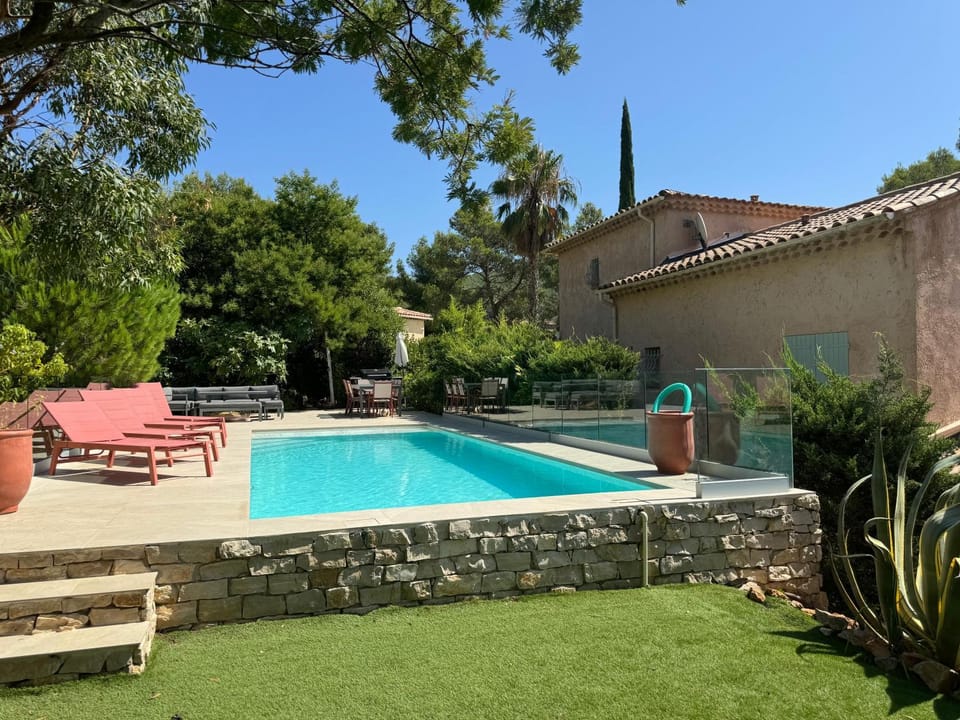 Swimming pool, sunbed