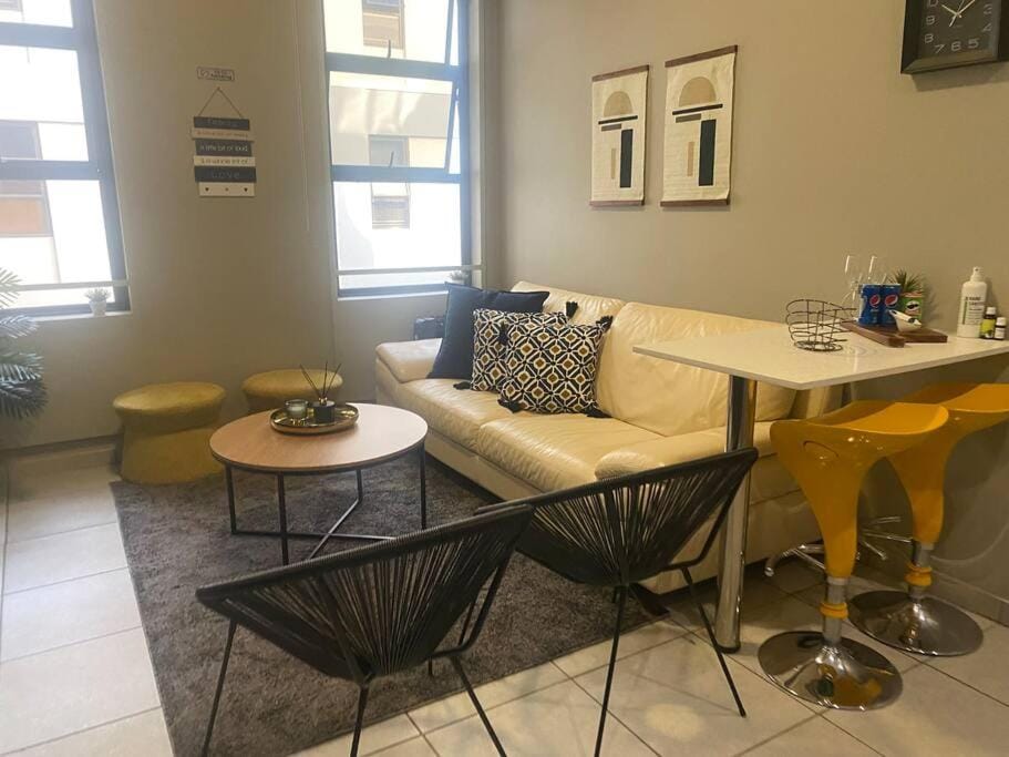 Stylish Dante’s 1-bedroom condo free Wifi & Cinema Apartment in Johannesburg