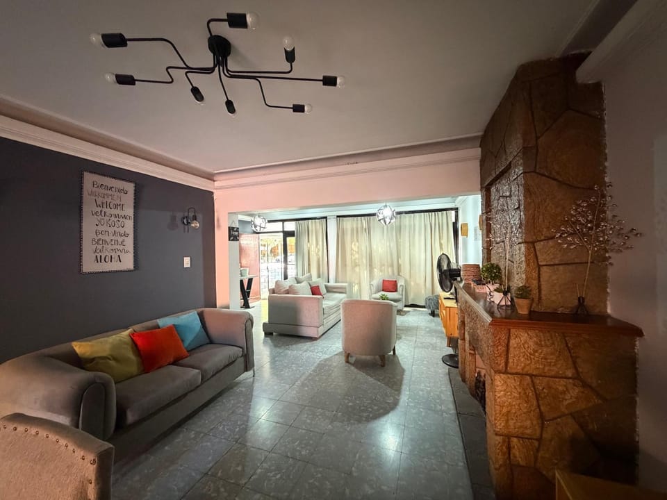 CASA PARA DOS A OCHO PERSONAS CON ESTACIONAMIENTO PARA DOS AUTOS Y DESAYUNO o MERIENDA INCLUIDO House in Mendoza