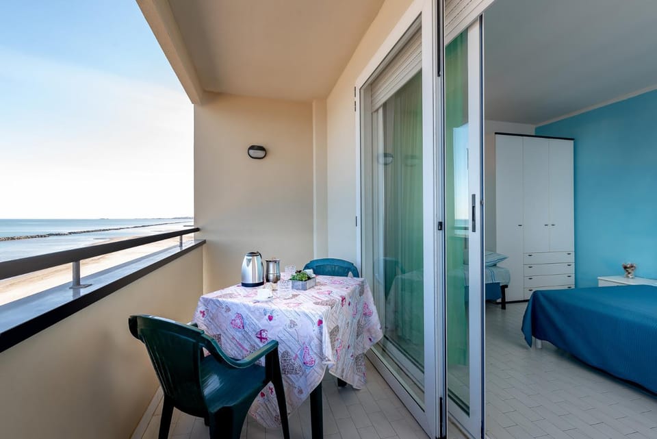Photo of the whole room, Sea view
