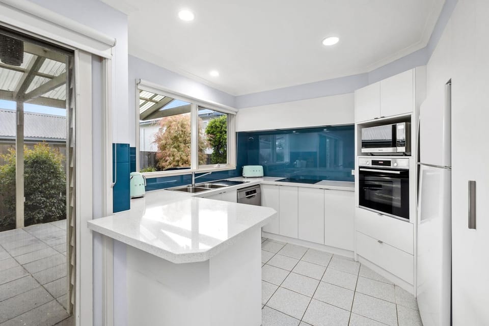 Bristol Beach House - BYO Linen House in Torquay