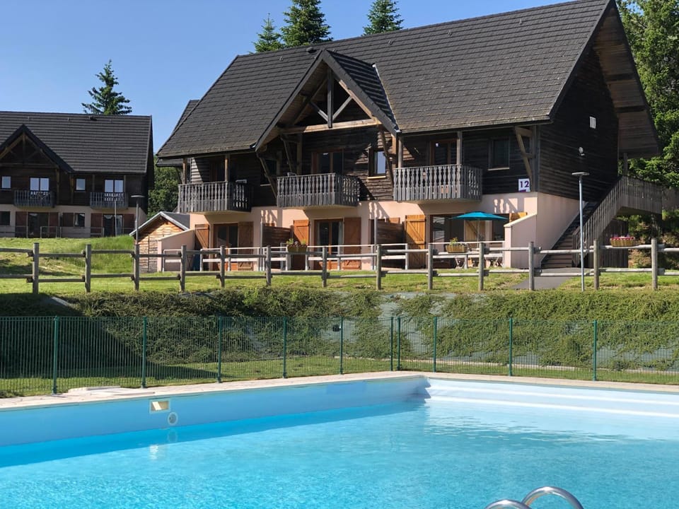 Property building, Balcony/Terrace, Swimming pool