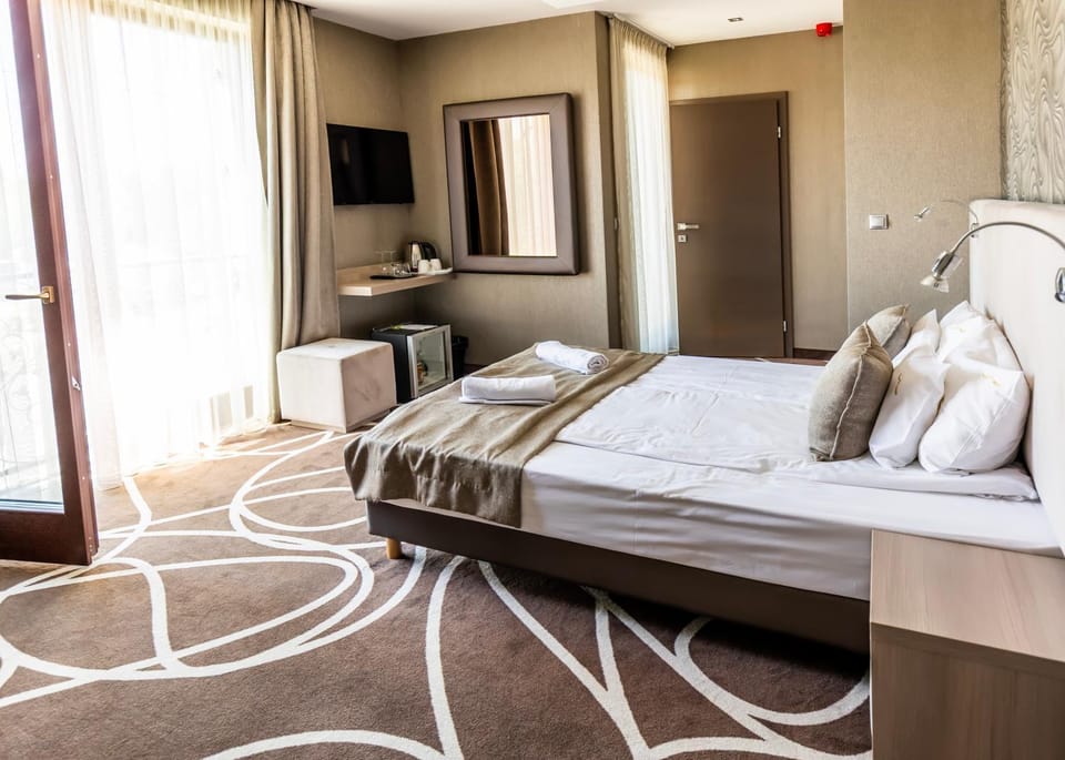 Bed, TV and multimedia, Coffee/tea facilities, Balcony/Terrace, Photo of the whole room, Seating area, Bedroom, minibar, towels