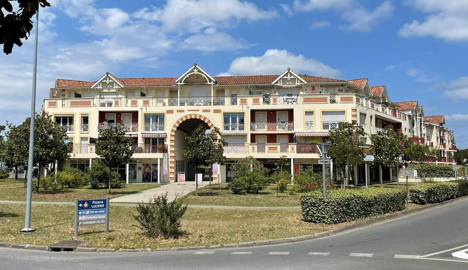 Property building, Neighbourhood