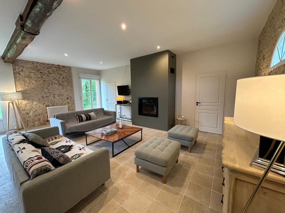 TV and multimedia, Living room, Seating area, fireplace