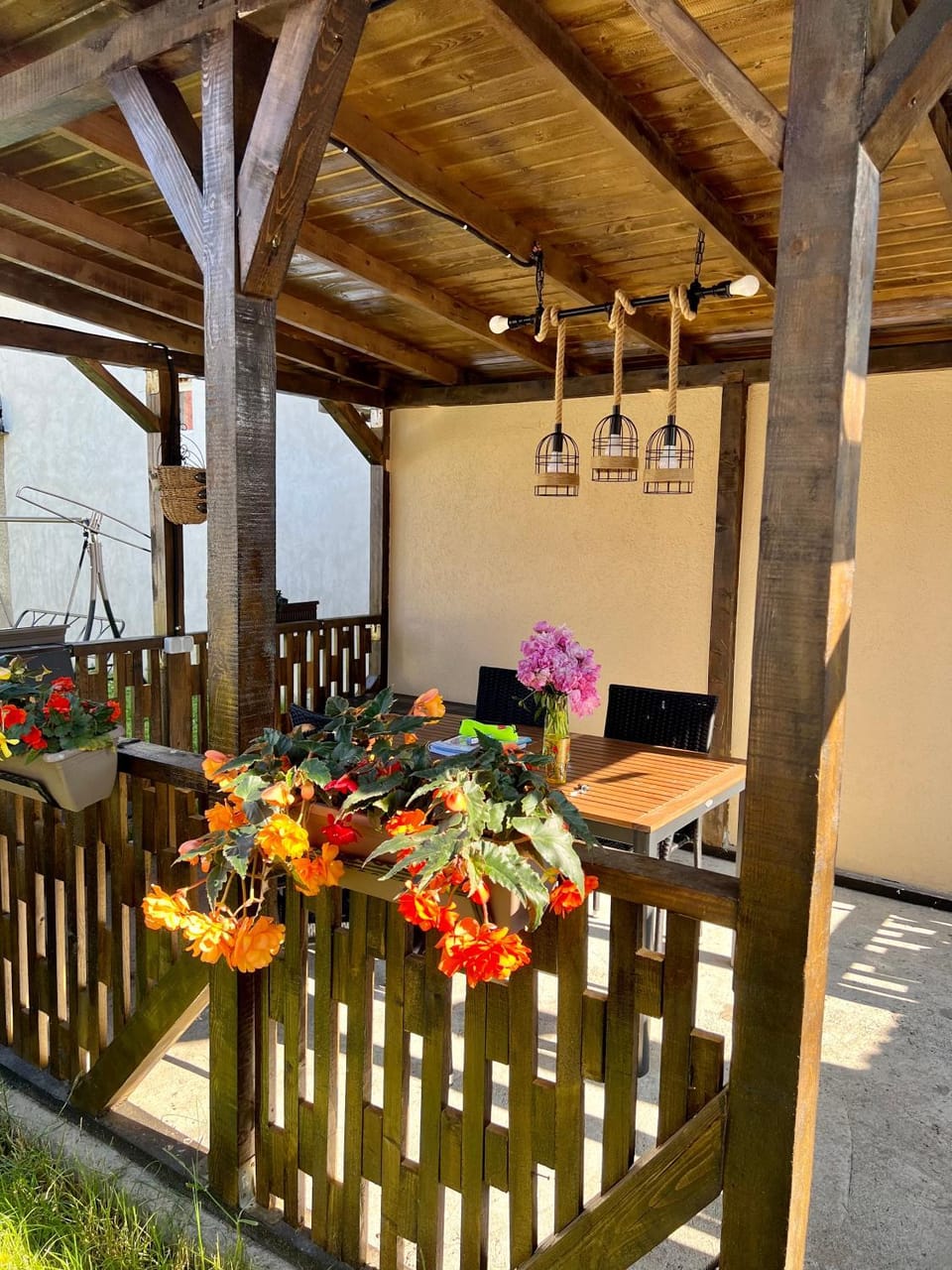 Patio, Day, Garden, Dining area, Garden view