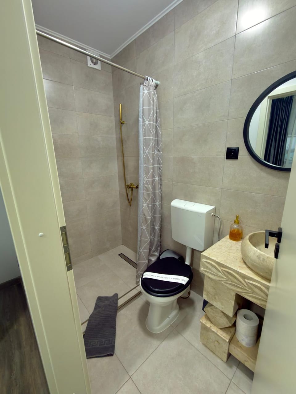 Shower, Toilet, Bathroom, towels