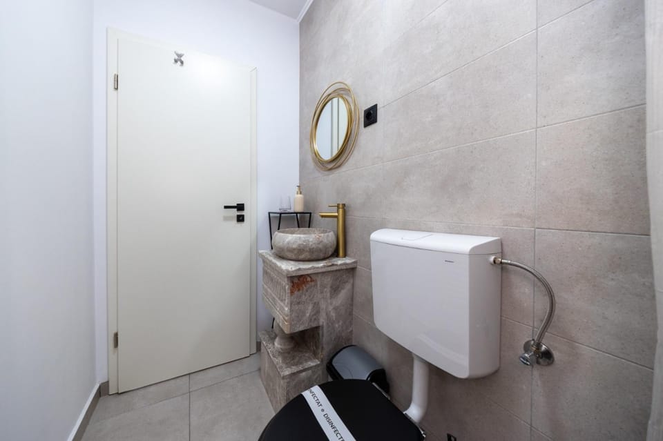 Shower, Toilet, hair dryier, dryer