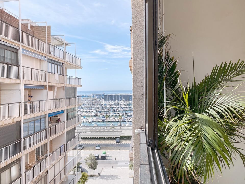 Facade/entrance, Balcony/Terrace, Sea view