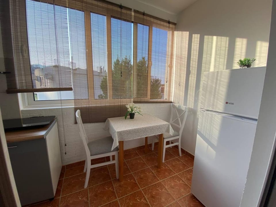 View (from property/room), Kitchen or kitchenette, Dining area, Mountain view
