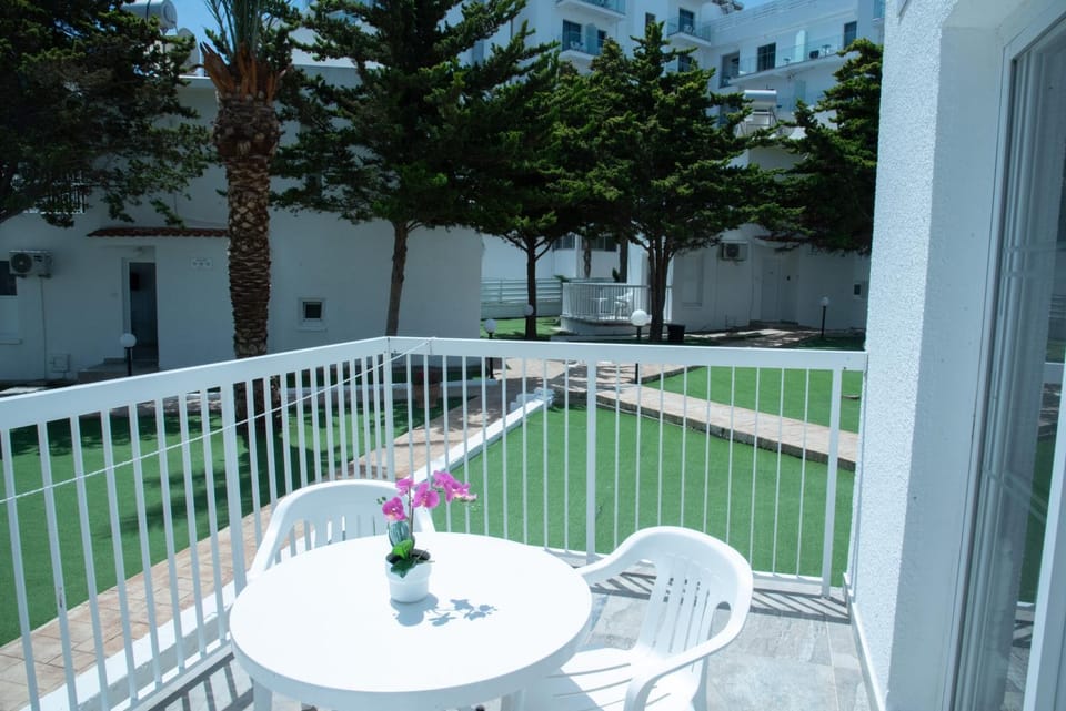 Balcony/Terrace, Garden view