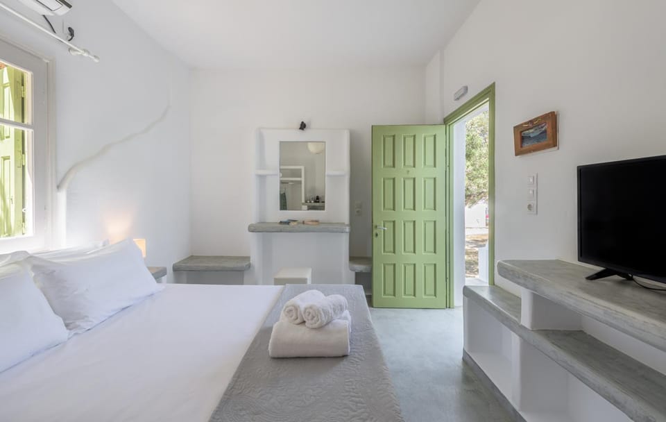 Pente Elies Milos Hotel in Pollonia