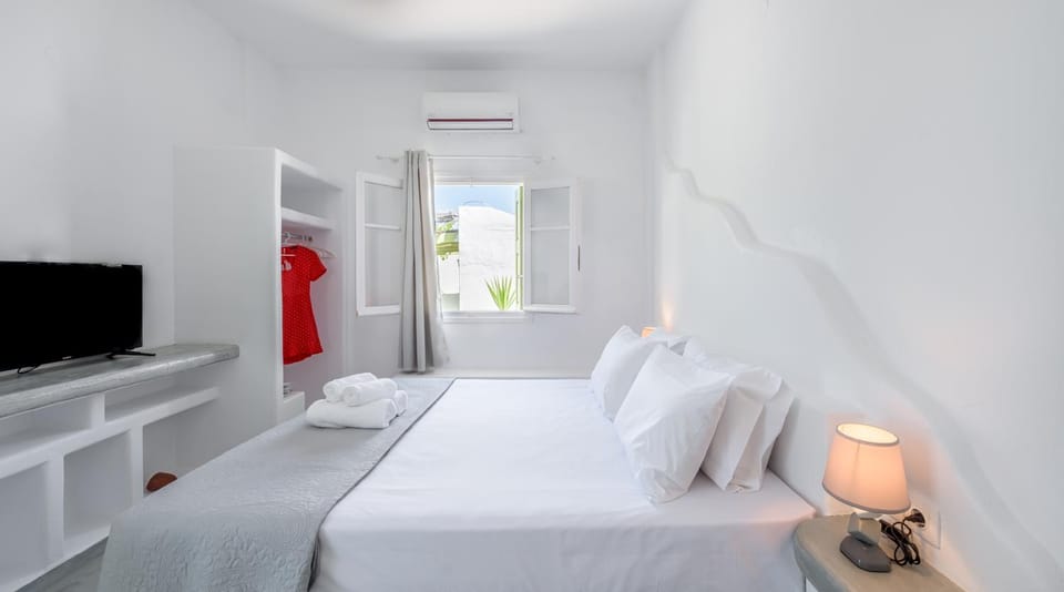 Pente Elies Milos Hotel in Pollonia