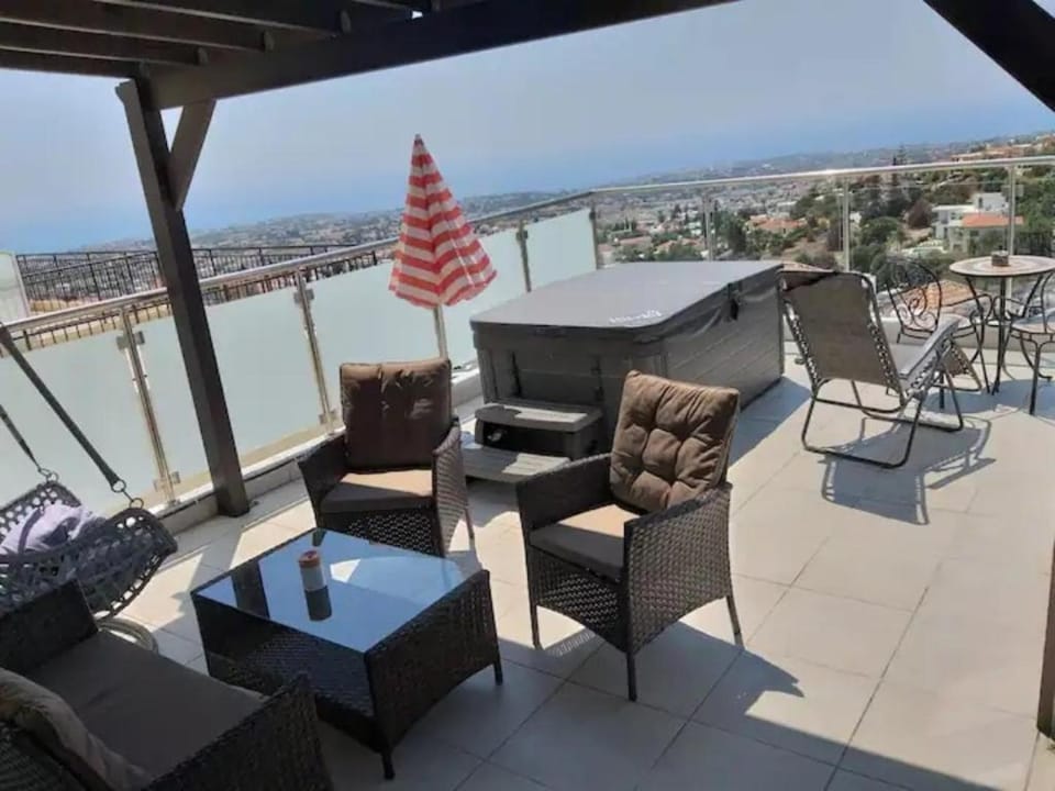 Panoramic Holidays - Deluxe 4 Apartment in Peyia