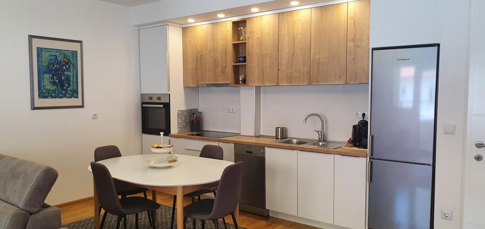 Coffee/tea facilities, Kitchen or kitchenette, Dining area, oven, stove